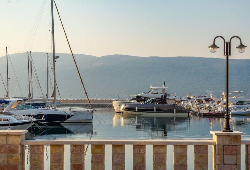 سوئیت با تخت بزرگ, Lazure Hotel & Marina