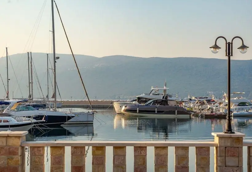 سوئیت با تخت بزرگ, Lazure Hotel & Marina