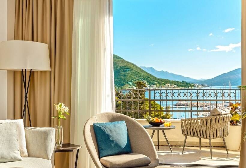 سوییت با چشم‌انداز دریا, Lazure Hotel & Marina