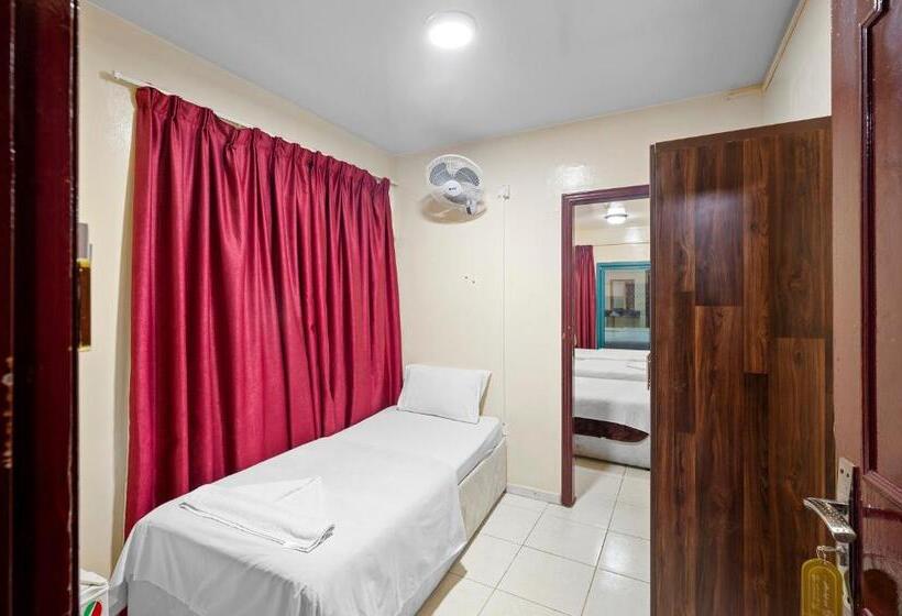 四人标准间, Naif Palace