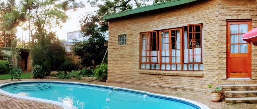 标准工作室带泳池景, 800 At Merton