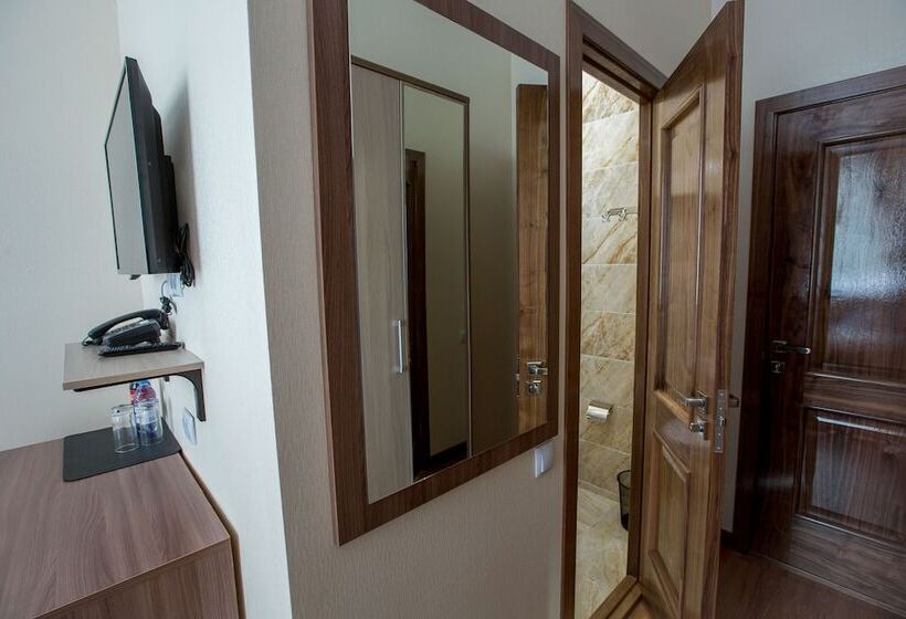 اتاق استاندارد, Maxx Inn