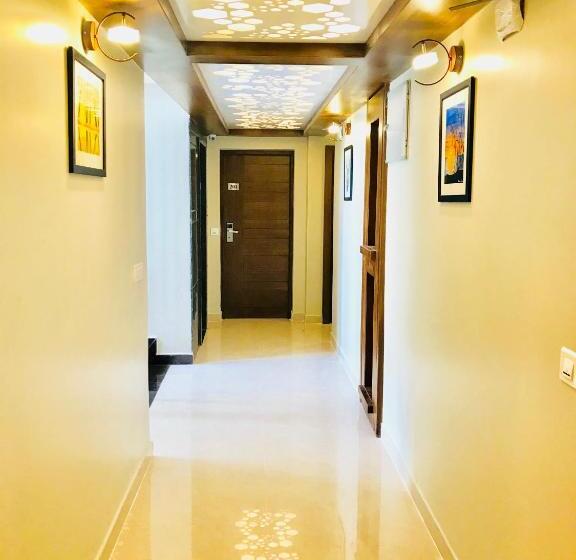 חדר אקונומי, Regalia Inn &suites