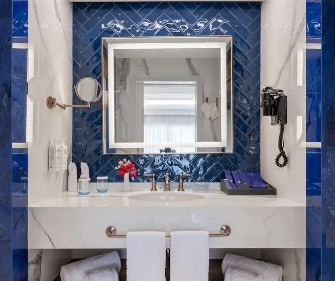 سوییت لوکس, Merit Royal Gardens Hotel & Casino