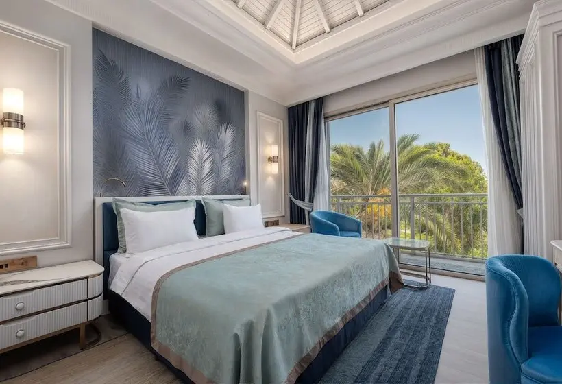 سوییت لوکس, Merit Royal Gardens Hotel & Casino