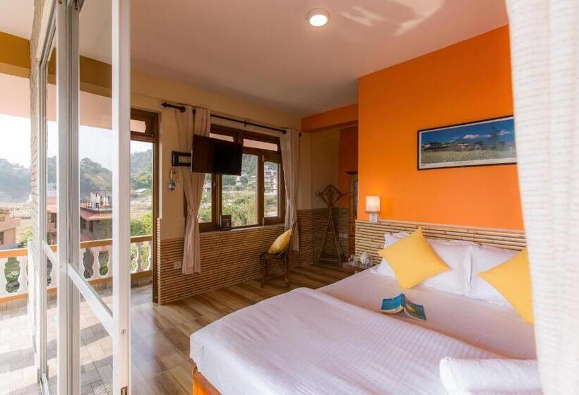 Quarto Deluxe com Sacada, Zostel Pokhara