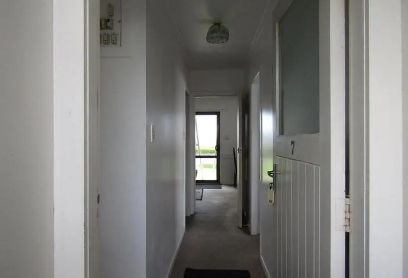 اتاق خانوادگی با چشم‌انداز جانبی دریا, Anchorage Motel