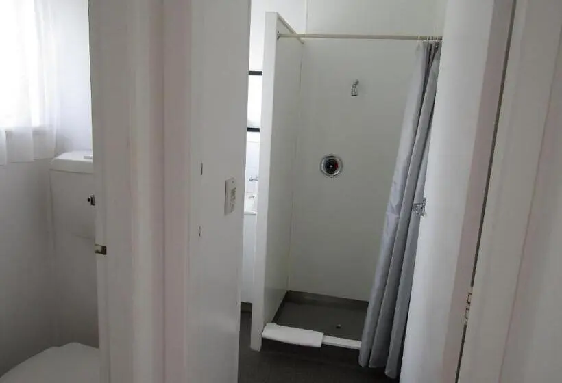 اتاق خانوادگی با چشم‌انداز جانبی دریا, Anchorage Motel
