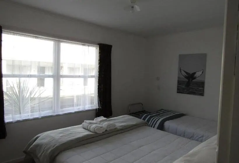 اتاق خانوادگی با چشم‌انداز جانبی دریا, Anchorage Motel