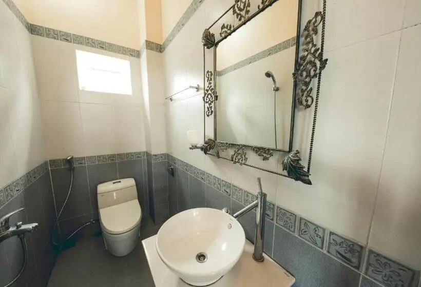 اتاق استاندارد با بالکن, The Hillside Homestay Hue