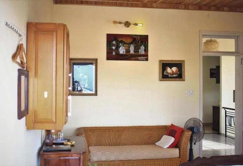اتاق استاندارد با بالکن, The Hillside Homestay Hue