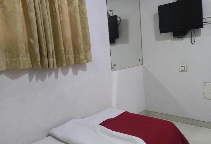 Deluxe Yhden Hengen Huone, Navi Mumbai