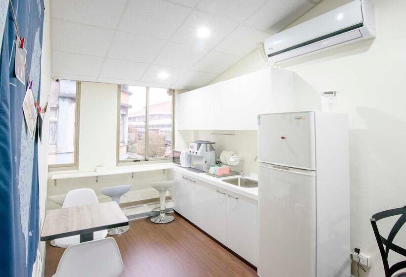 تختخواب در اتاق مشترک, Old Door Hostel & Bar