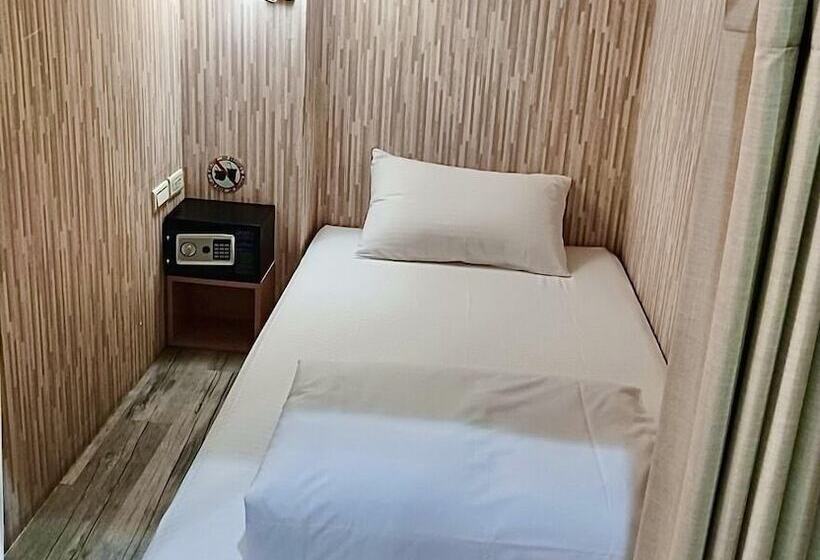 تختخواب در اتاق مشترک, Old Door Hostel & Bar