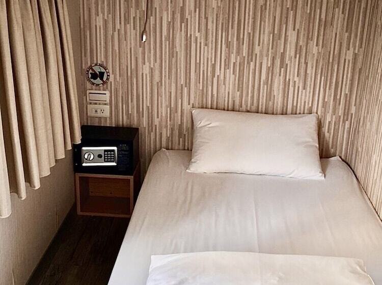 تختخواب در اتاق مشترک, Old Door Hostel & Bar