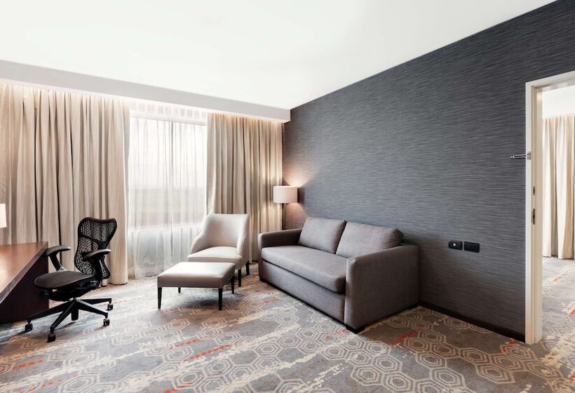 발코니가 있는 스위트, Hilton Garden Inn Salamanca