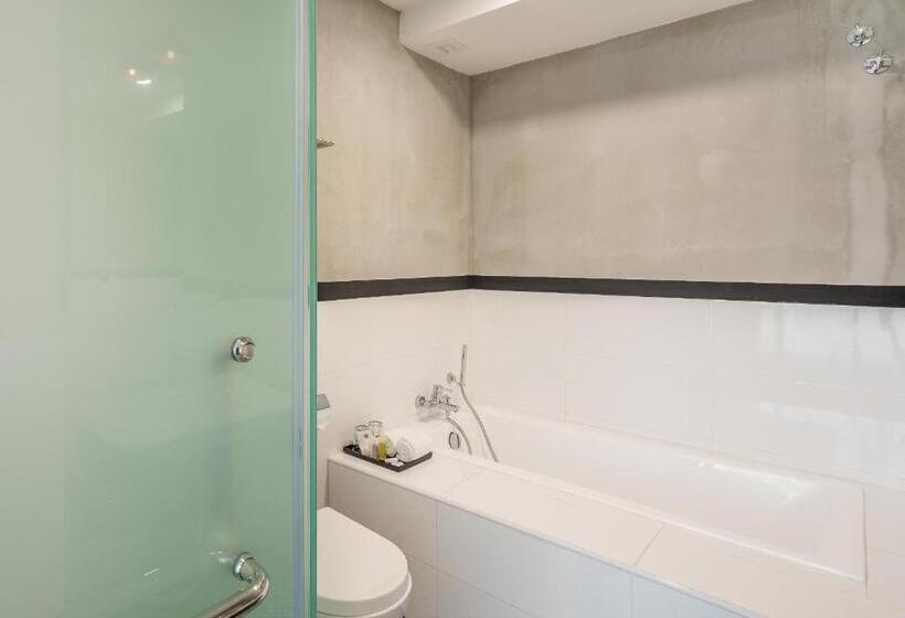 חדר דחוקס עם מיטת קינג, Treasures Hotel And Suites