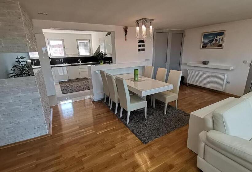 Studio Familial, Atina Lux Hostel