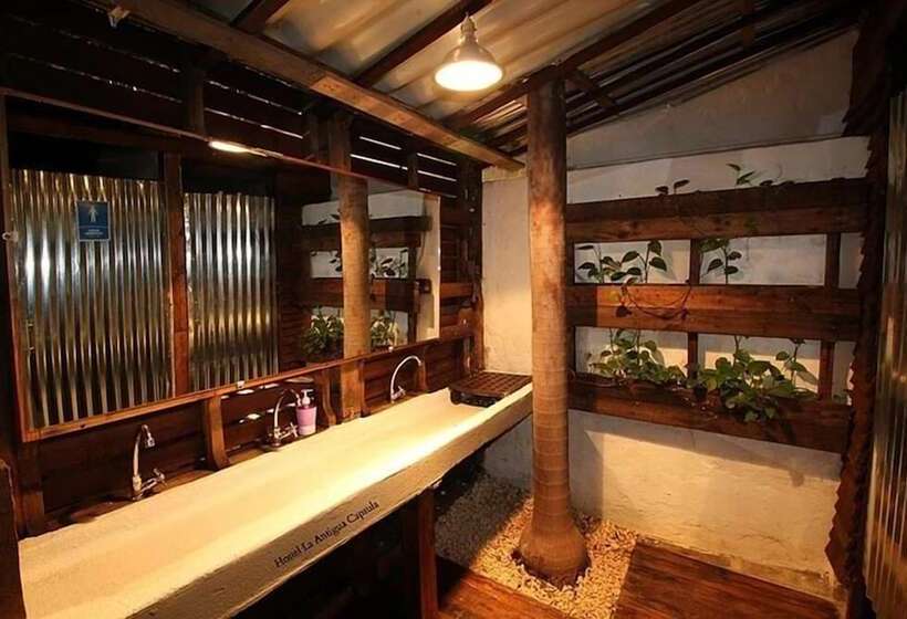 سرير فى غرفة مشتركه, Hostel La Antigua Capsula