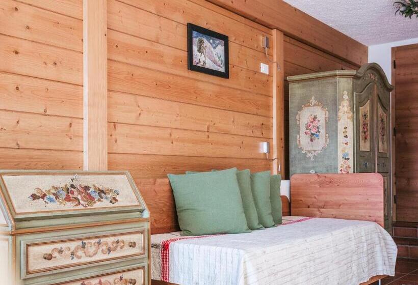 Семейный Номер, Rifugio Graziani Hütte