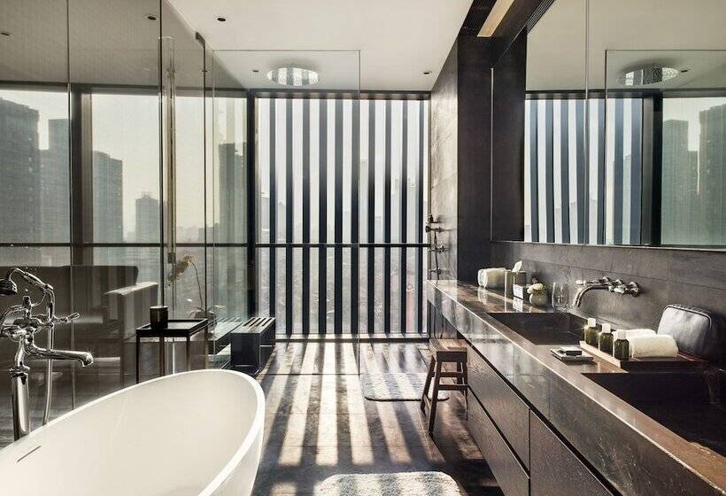 스탠다드 스튜디오, The Middle House