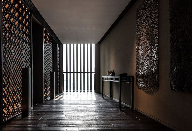 Estudio Estàndard, The Middle House