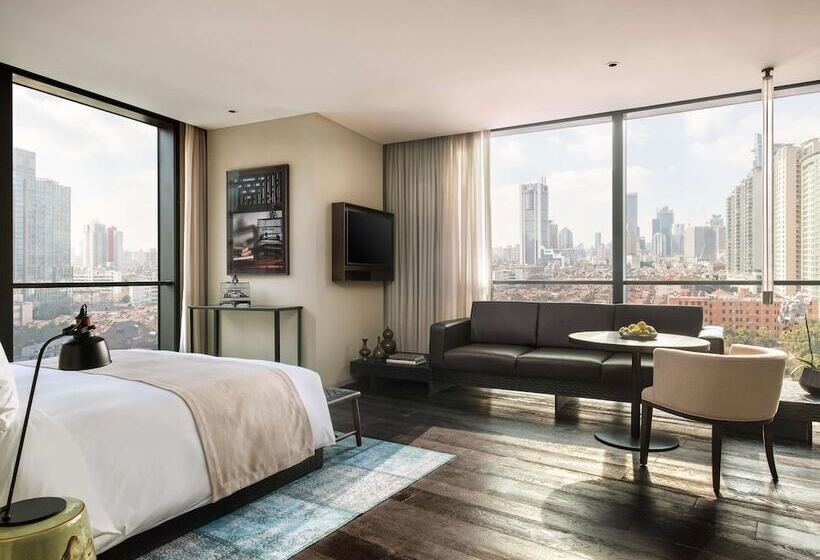 Estudio Estàndard, The Middle House