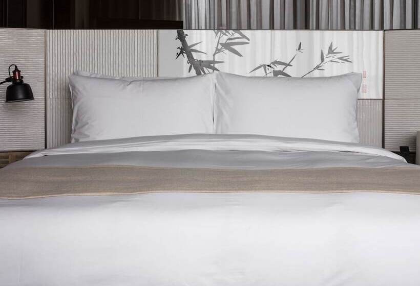 스탠다드 스튜디오, The Middle House