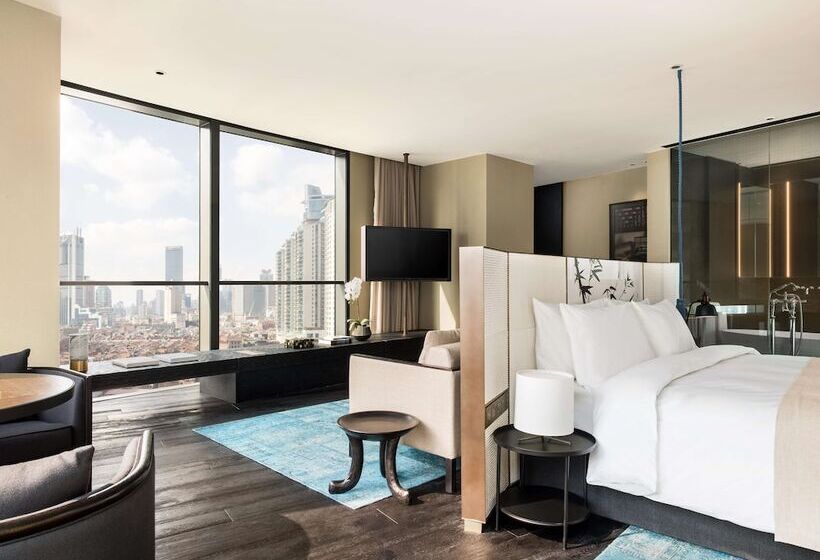 스탠다드 스튜디오, The Middle House