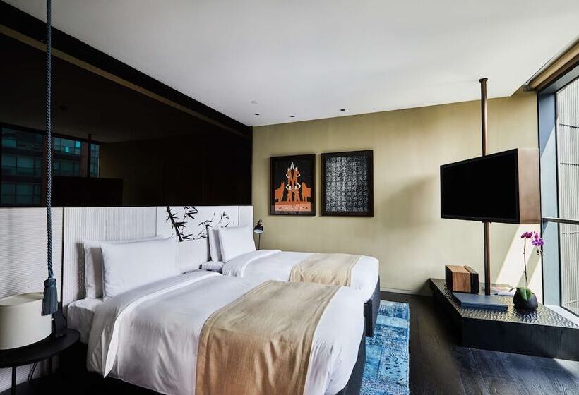 스탠다드 스튜디오, The Middle House