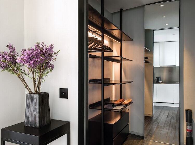 스탠다드 룸, The Middle House