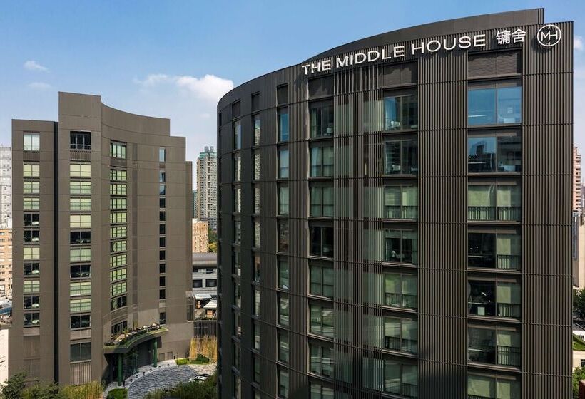 스탠다드 룸, The Middle House