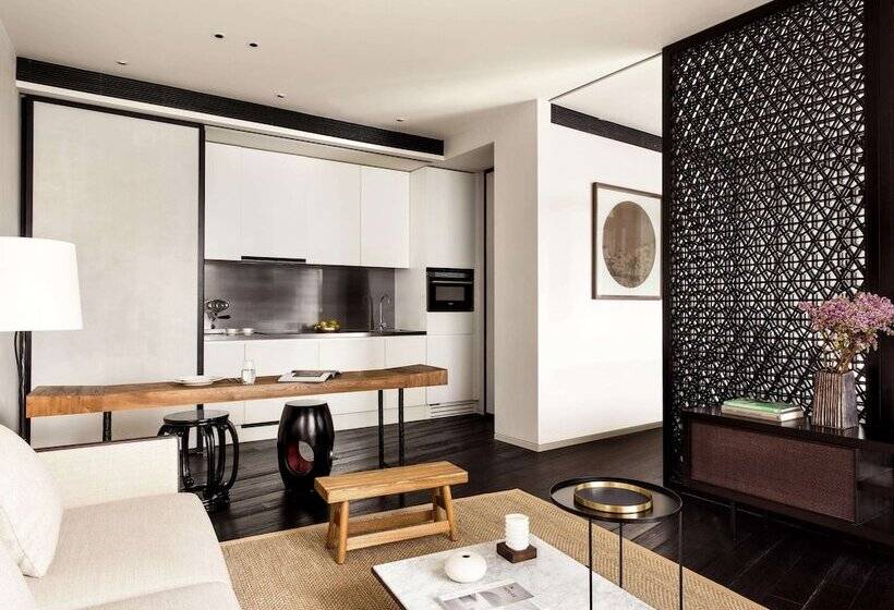 스탠다드 룸, The Middle House