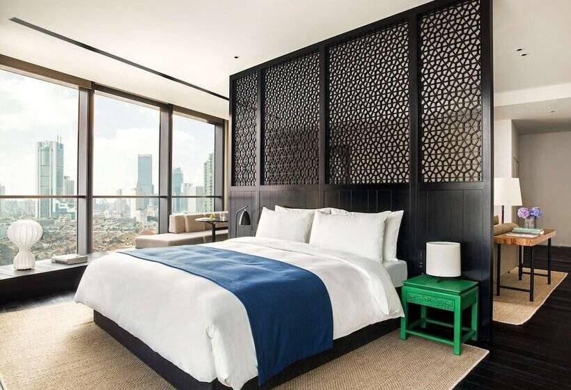 스탠다드 룸, The Middle House