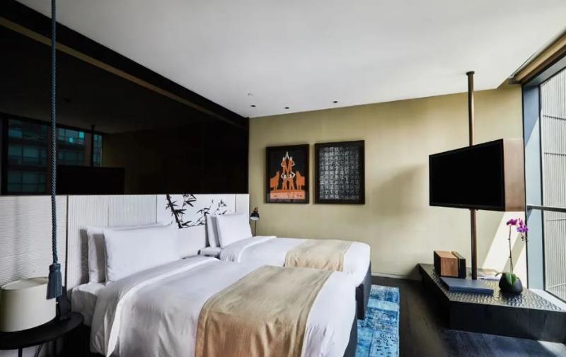 Estudio Estàndard, The Middle House