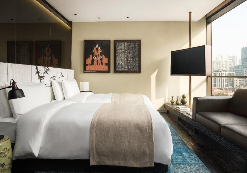 스탠다드 스튜디오, The Middle House