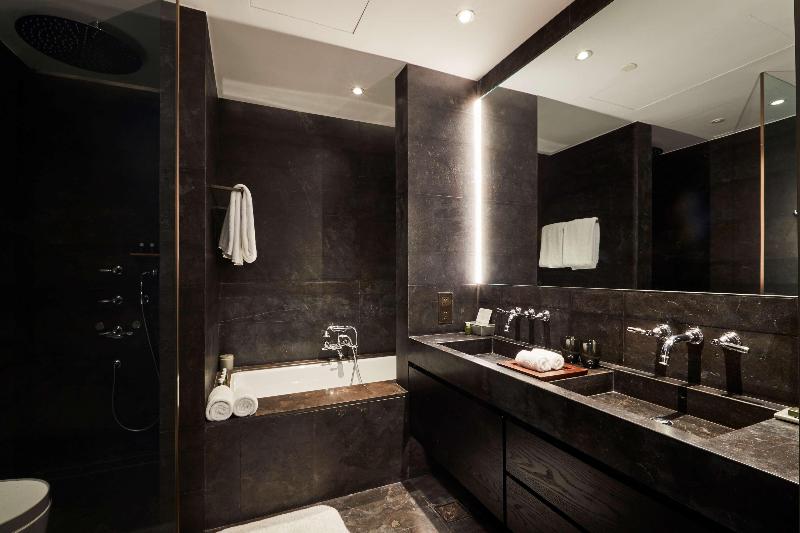 스탠다드 스튜디오, The Middle House