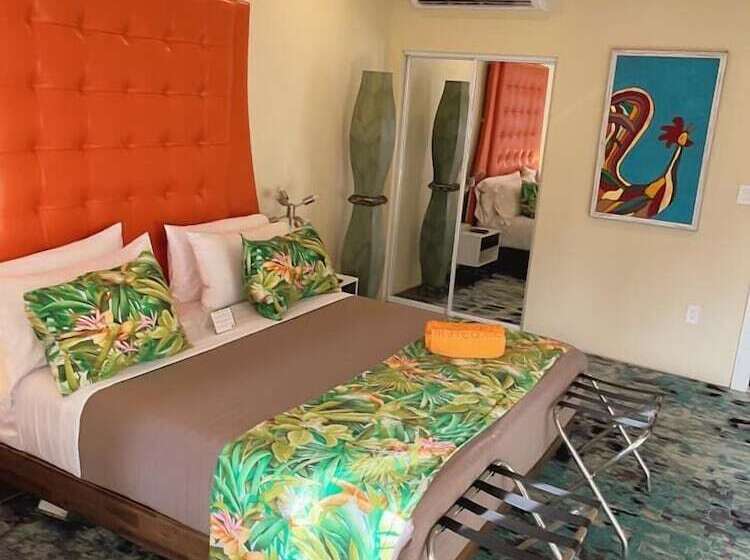 اتاق استاندارد با چشمانداز باغ, The Fred Adults Only