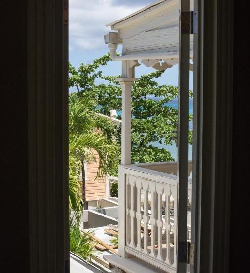 اتاق استاندارد با بالکن, The Fred Adults Only