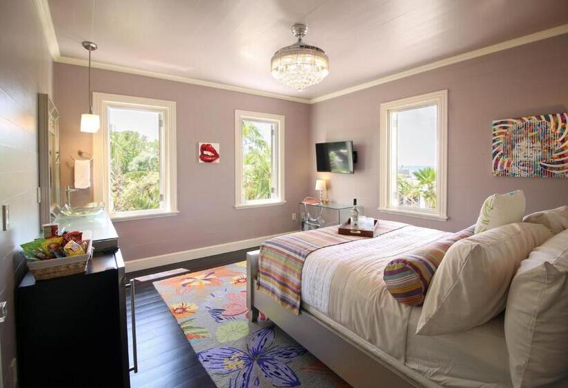 اتاق استاندارد با چشمانداز دریا, The Fred Adults Only