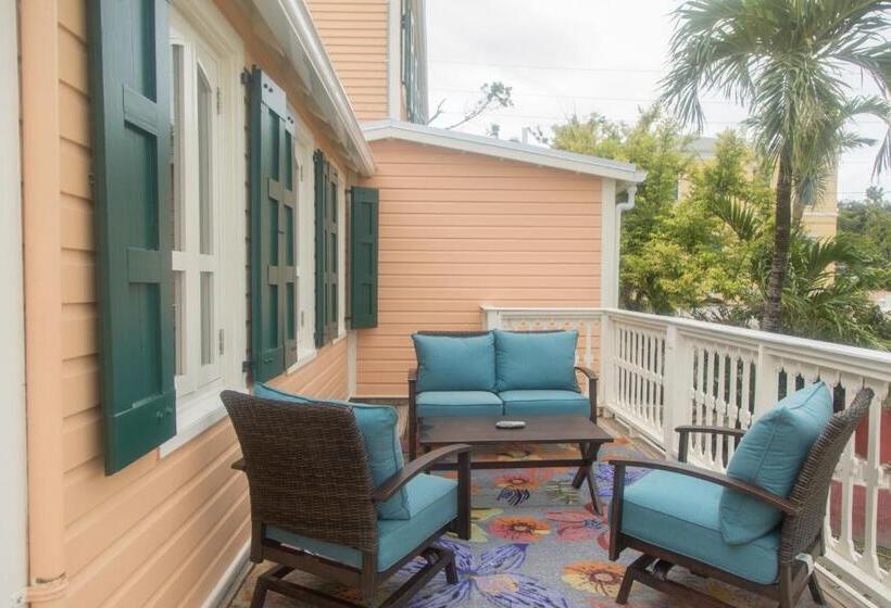 سوئیت با بالکن, The Fred Adults Only