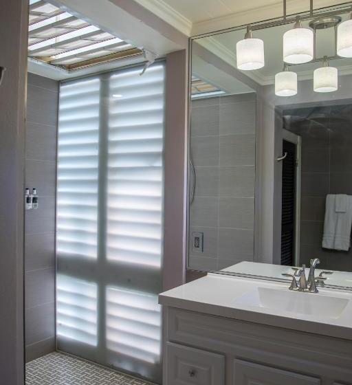 اتاق استاندارد با تخت بزرگ, The Fred Adults Only