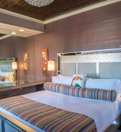 اتاق استاندارد با تخت بزرگ, The Fred Adults Only