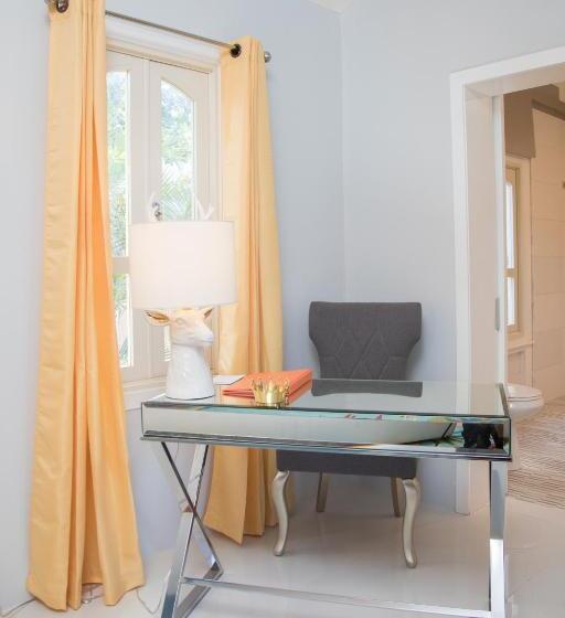 اتاق لوکس با بالکن و چشمانداز دریا, The Fred Adults Only