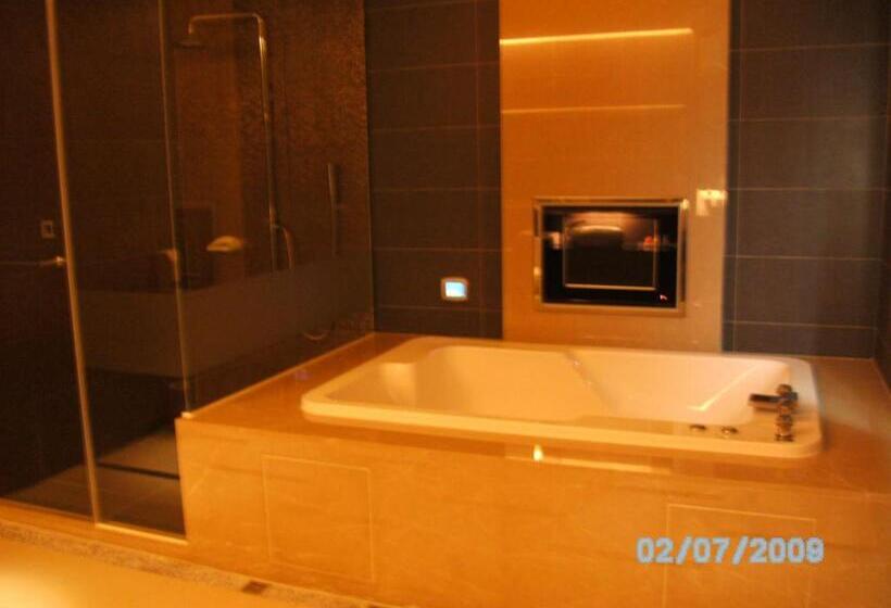 اتاق لوکس, Milan Motel