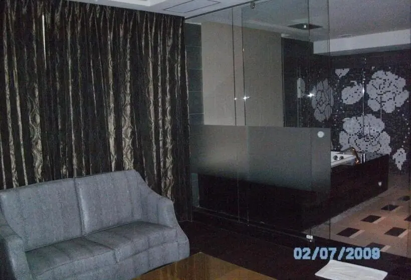 اتاق استاندارد با چشم‌انداز کوهستان, Milan Motel