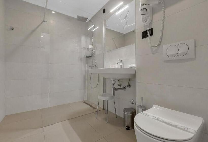 اتاق استاندارد سه نفره, Marconi