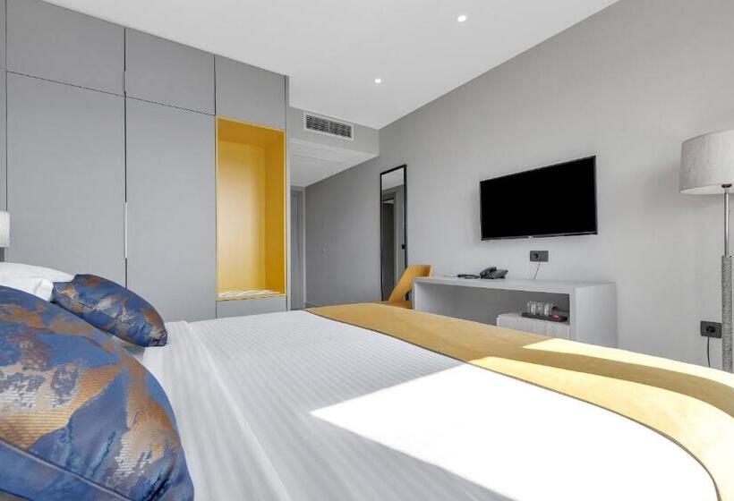 اتاق لوکس با تخت بزرگ, Marconi