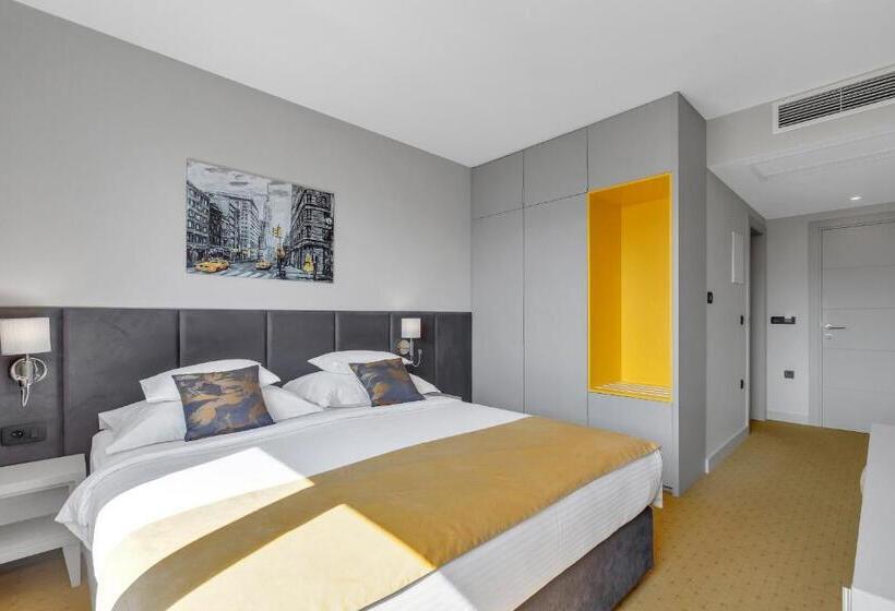 اتاق لوکس با تخت بزرگ, Marconi