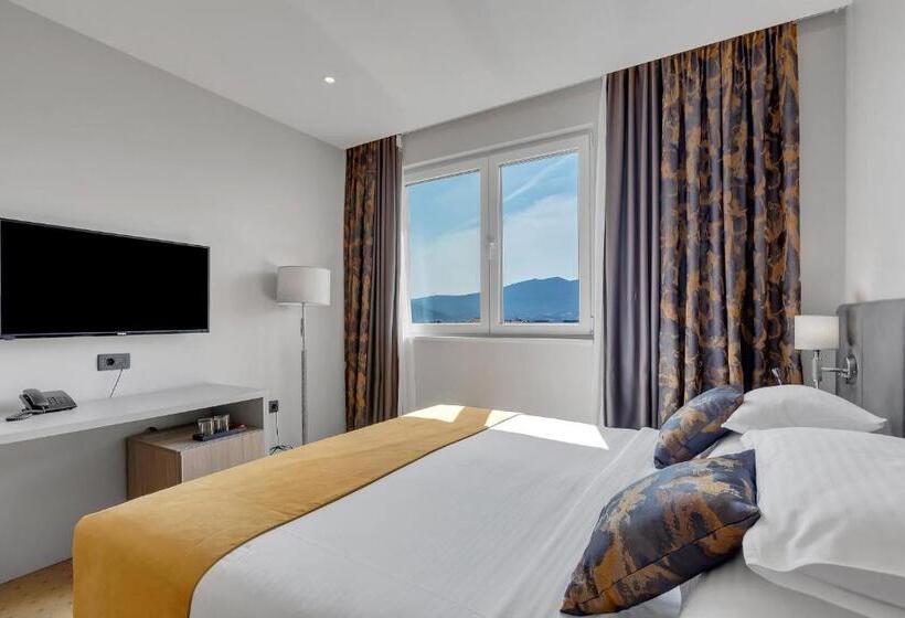 اتاق لوکس با تخت بزرگ, Marconi